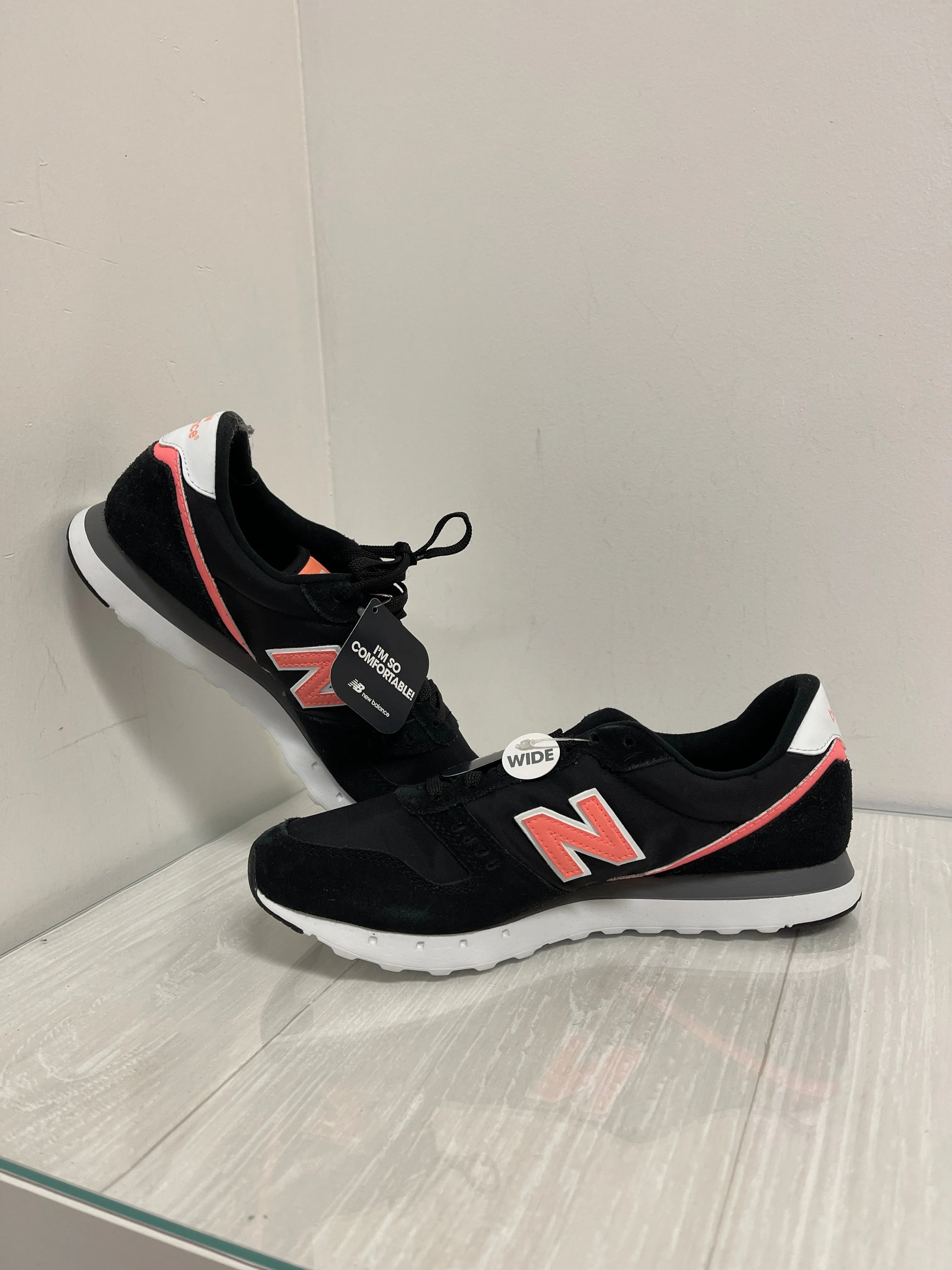 Shoes Athletic By New Balance In Black & Pink, Size: 9.5