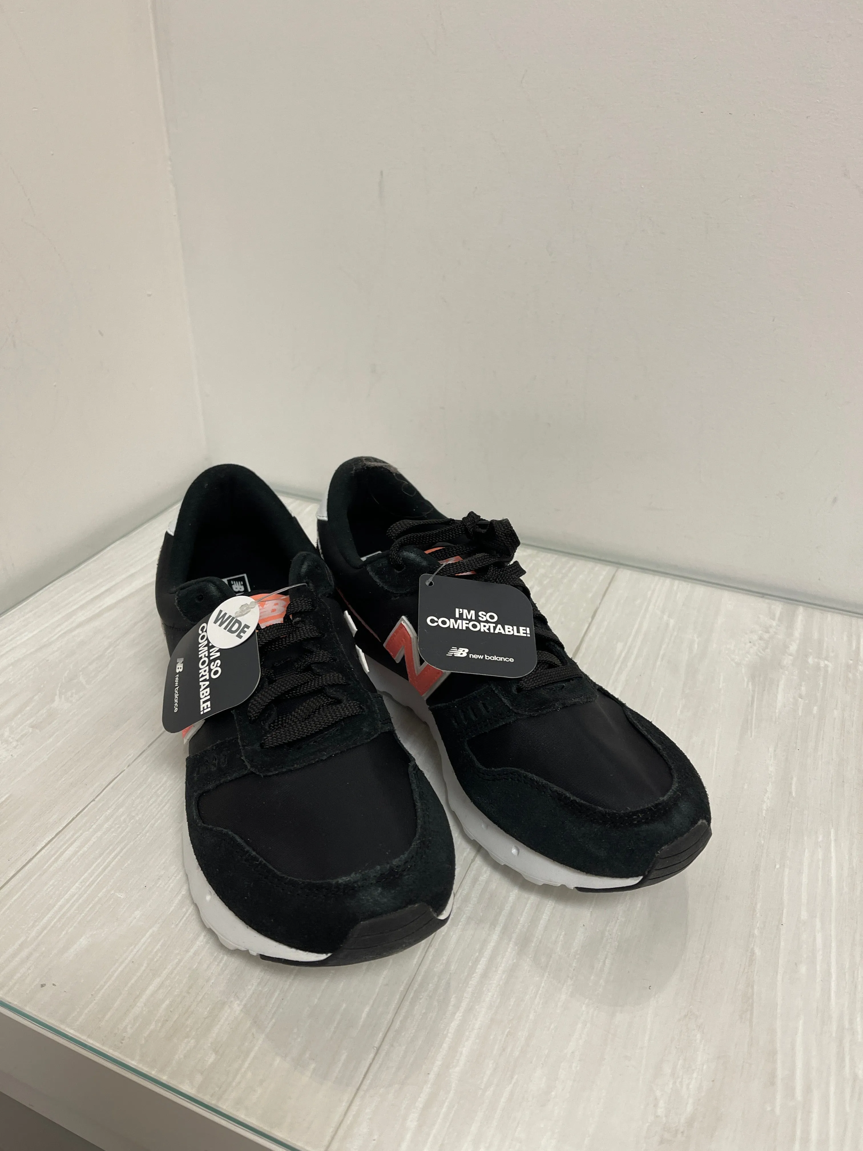 Shoes Athletic By New Balance In Black & Pink, Size: 9.5